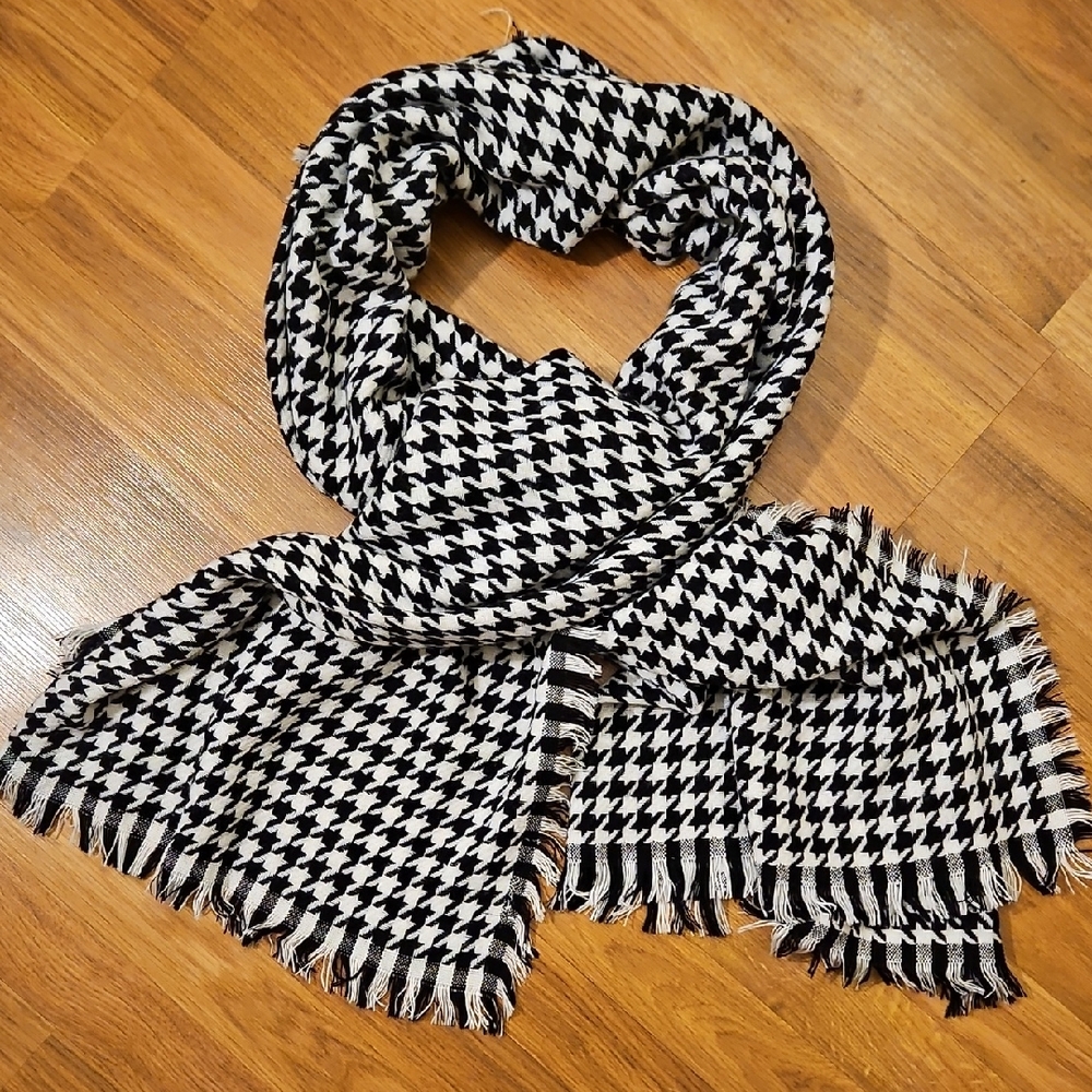 Francesca's Collections Monochrome Houndstooth Scarf OS